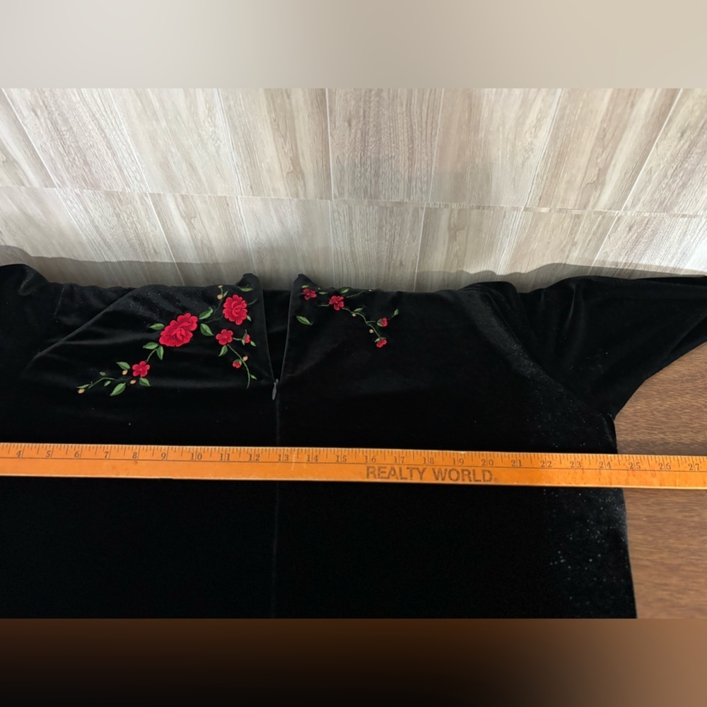 Carole Hochman Black Velvet Robe With Roses - Picture 8 of 9